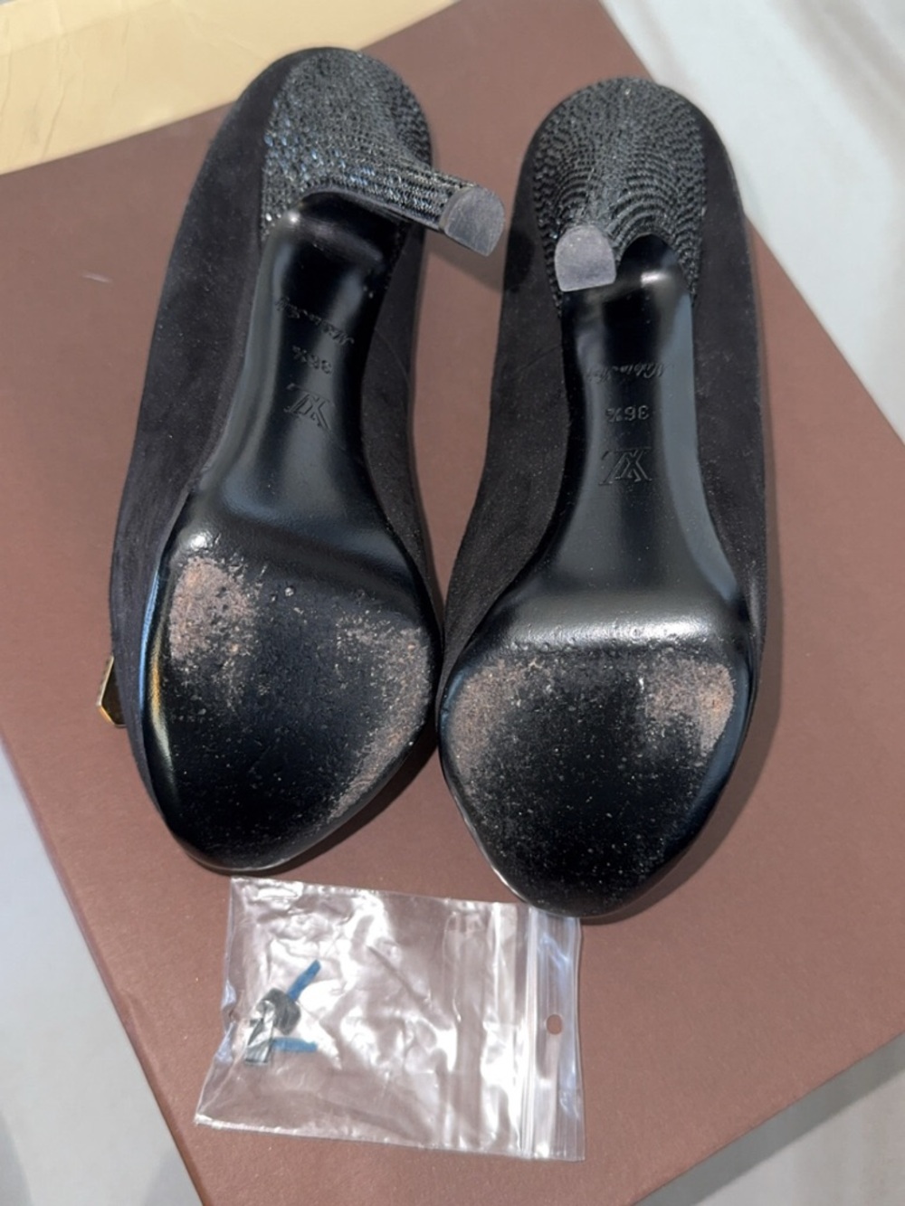 Louis Vuitton Peep-Toe Heels with Gold Bow - Picture 7 of 7